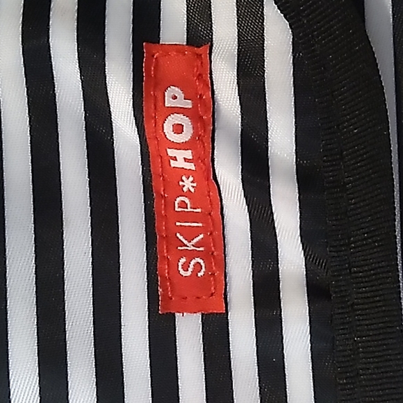 Skip HOP Baby changing pad with  diaper and wipes holder. Has clip to attach to - Picture 2 of 9